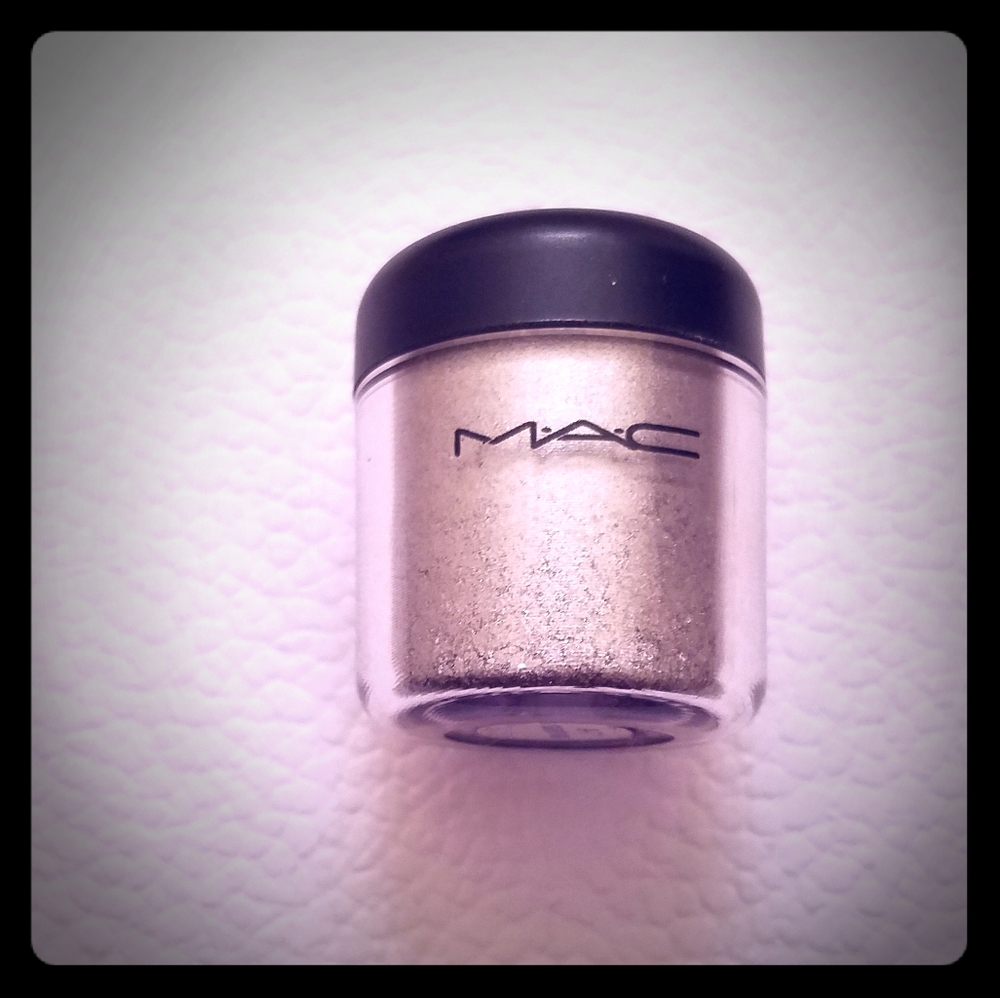 MAC Cosmetics pigment Silver Fog